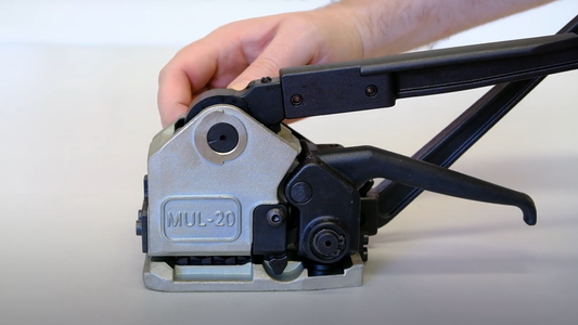 Adjusting the MUL-20 cutter blade for strap thickness