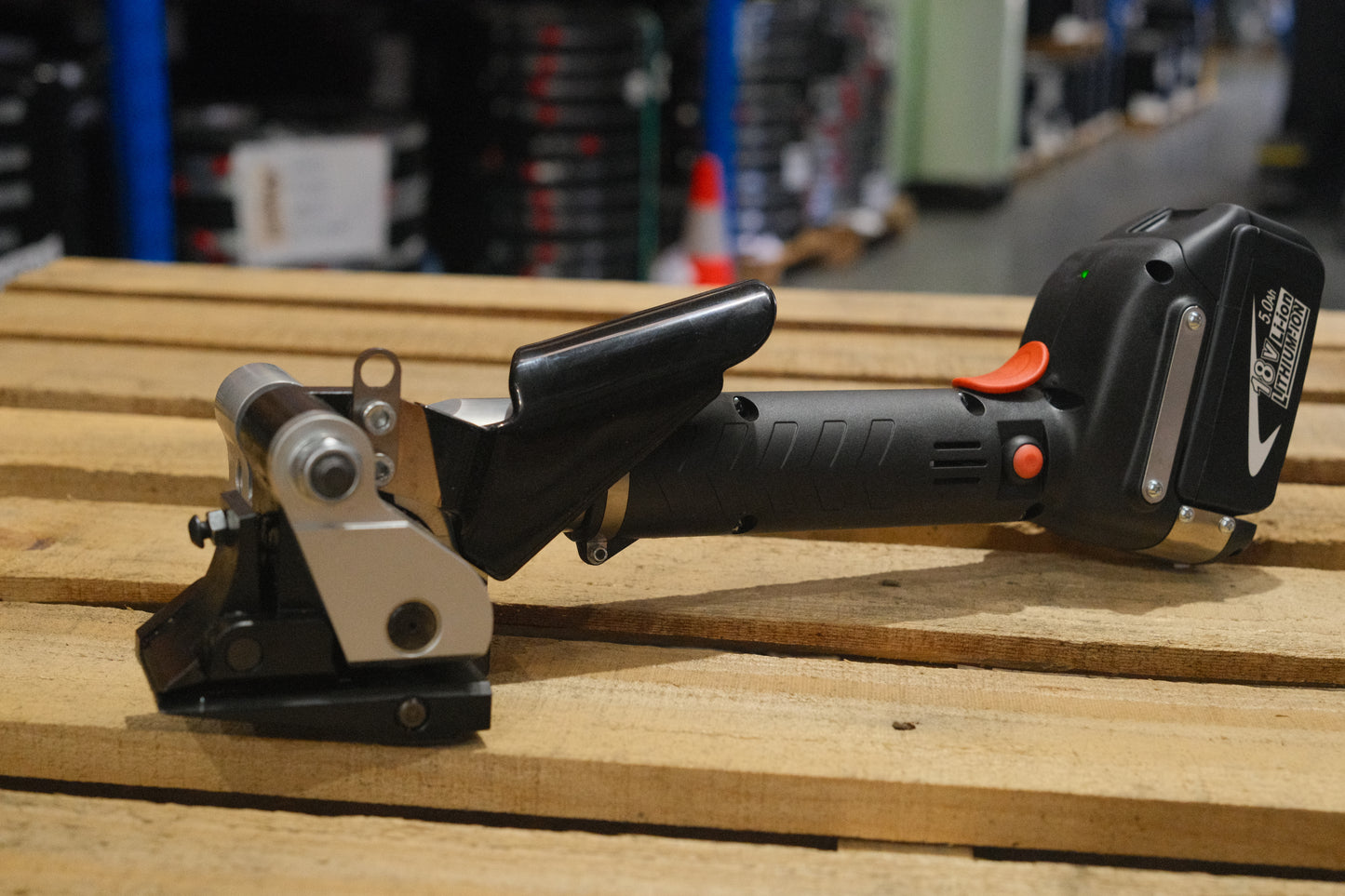 AR32 Battery powered steel strapping tensioner