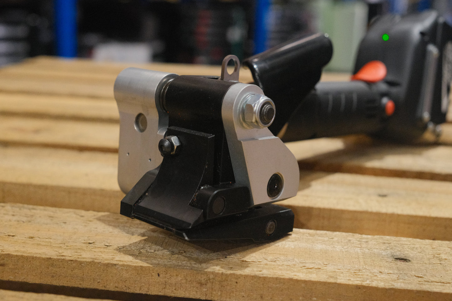 AR32 Battery powered steel strapping tensioner