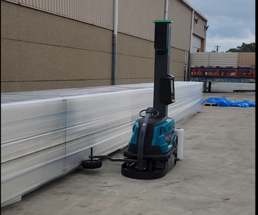 Robot for wrapping long panels