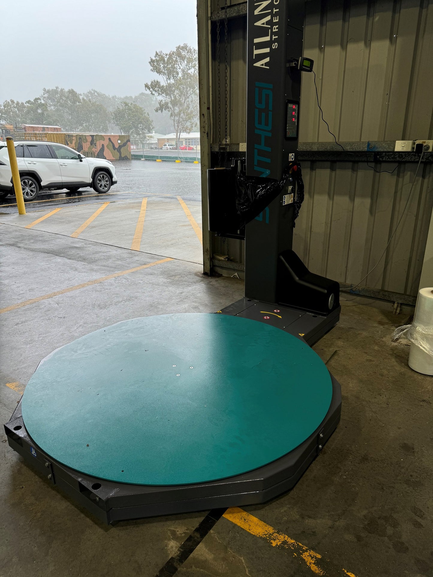 Pallet wrapping machine with Scales